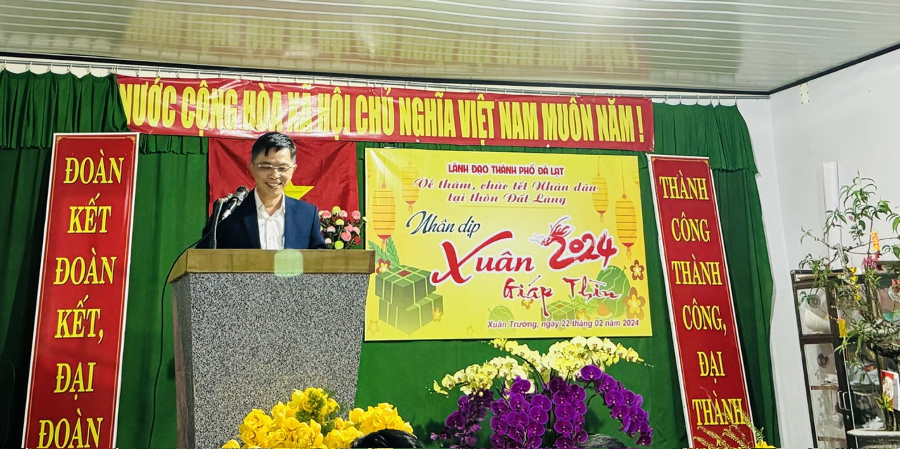 Nhân dịp Tết Nguyên Đán Giáp Thìn 2024, các đồng chí lãnh đạo Thành phố Đà Lạt đã về thăm chúc Tết nhân dân tại thôn Đất Làng, xã Xuân Trường