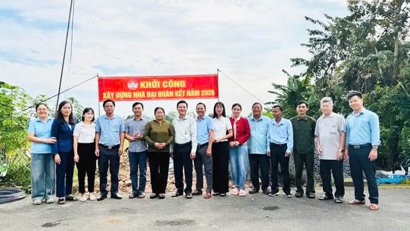  KHỞI CÔNG XÂY DỰNG NHÀ ĐẠI ĐOÀN KẾT CHO HỘ CẬN NGHÈO TẠI THÔN 5