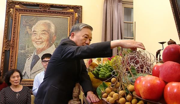 Tổng Bí thư Tô Lâm dâng hương tưởng nhớ Đại tướng Võ Nguyên Giáp và Đại tướng Văn Tiến Dũng