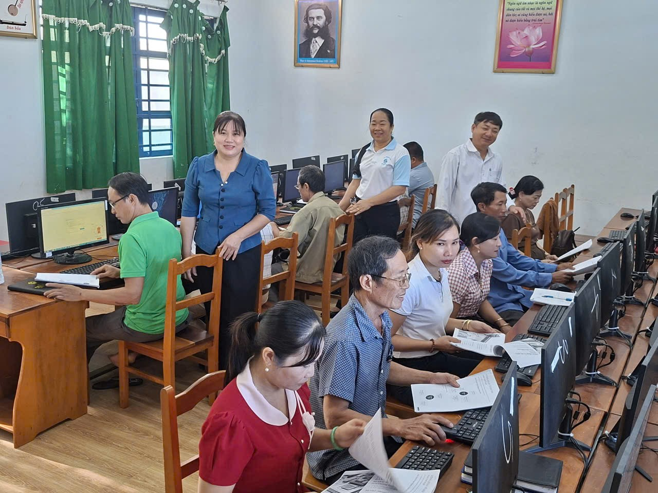 BỒI DƯỠNG KỸ NĂNG SỬ DỤNG MÁY TÍNH CHO CÁN BỘ KHÔNG CHUYÊN TRÁCH VÀ TỔ CÔNG NGHỆ SỐ CỘNG ĐỒNG 