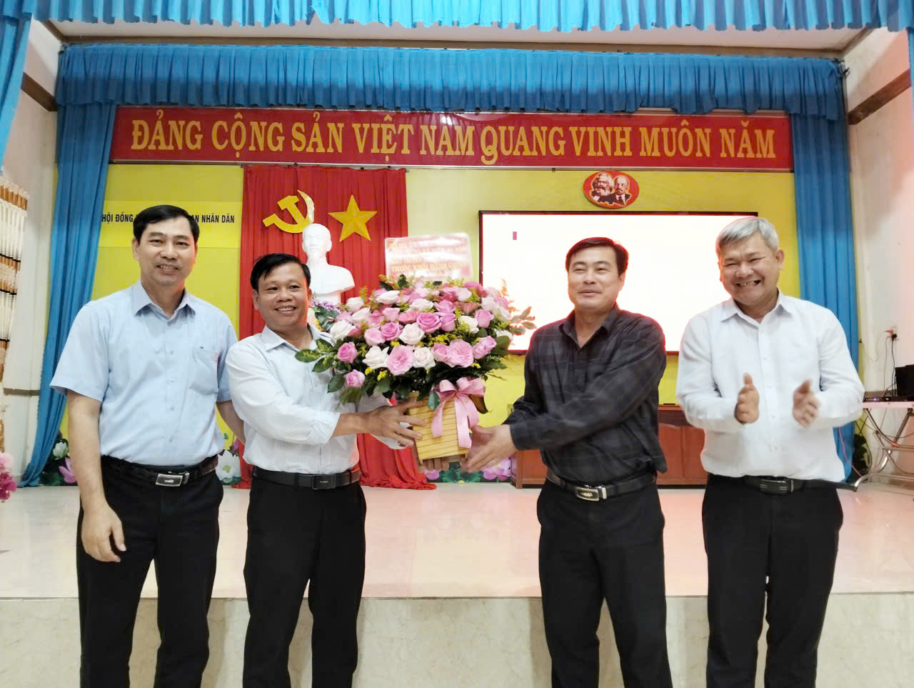 LÃNH ĐẠO ĐẢNG ỦY CHÚC MỪNG NGÀY TRUYỀN THỐNG VĂN PHÒNG CÁC CƠ QUAN HÀNH CHÍNH NHÀ NƯỚC 28/8/1945-28/8/2025